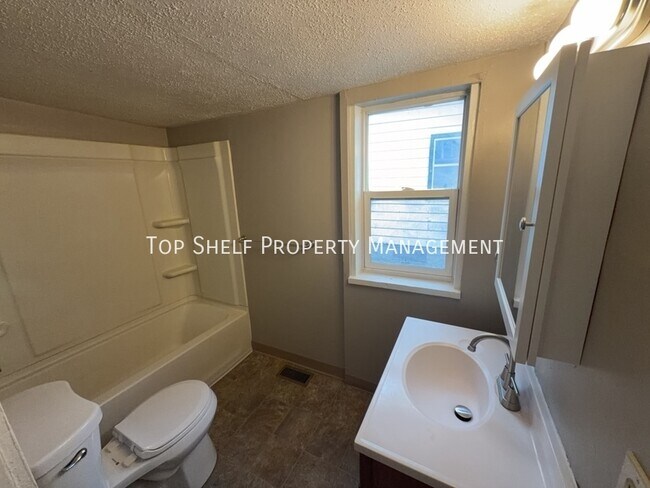 Building Photo - 1713 Lyon St