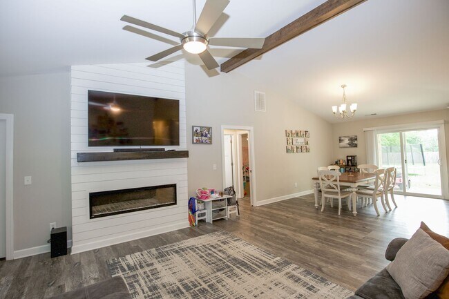 Building Photo - The perfect home! * *Coming up soon!!!!!**