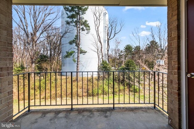 Building Photo - 3945 Lyndhurst Dr