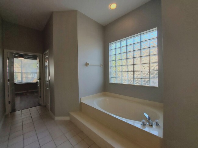 Building Photo - Beautiful 4 Bedroom, 4 Bathroom Home in Da...