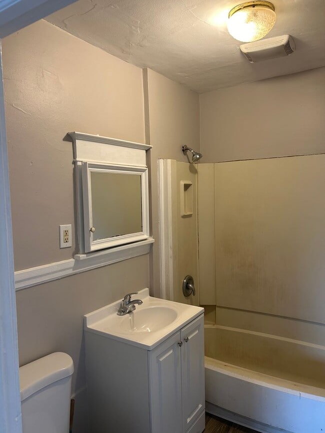 Building Photo - Beautiful 5b/2b in South Minneapolis!