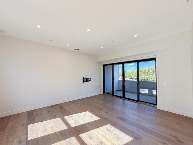 Building Photo - Newer Modern Single Family Home With Cupertino Schools