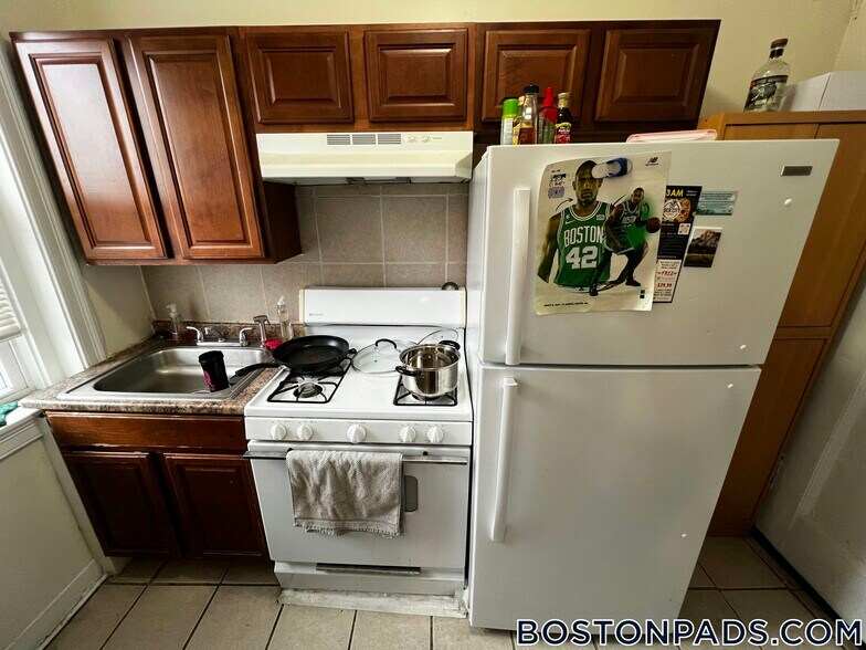 Building Photo - 248 Kelton St