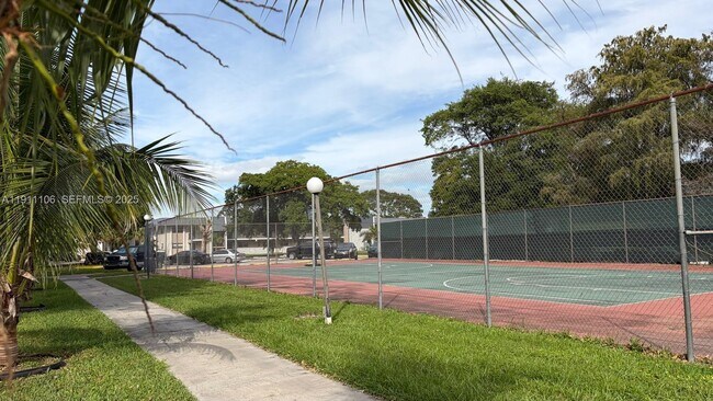 Building Photo - 7925 Fairview Dr