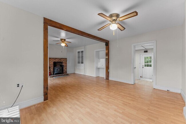 Building Photo - 158 W Butler Ave
