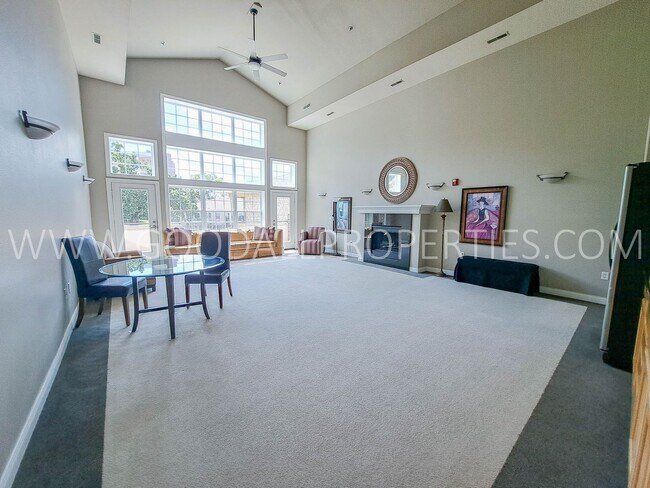 Building Photo - 2 Bedrooms 2 Bathroom Condo on Grand