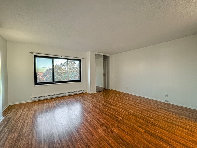 Building Photo - Recently Renovated 3 Bed 2.5 Bath Condo With Balcony In Vibrant Watergate At Landmark - Utilities...