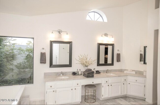 Building Photo - 6427 W Wethersfield Rd