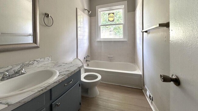 Building Photo - 2 & 3 Bedroom Townhomes in West Ashley