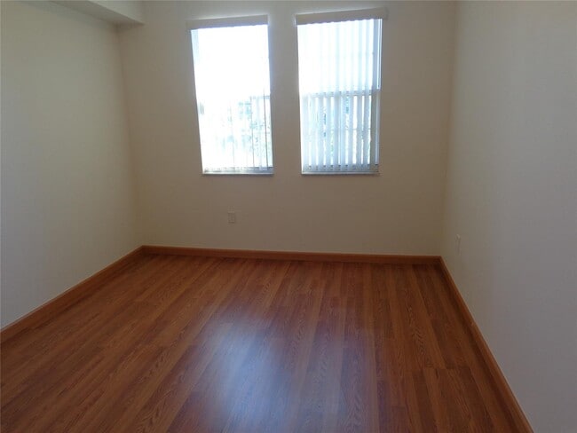 Building Photo - 533 NE 3rd Ave