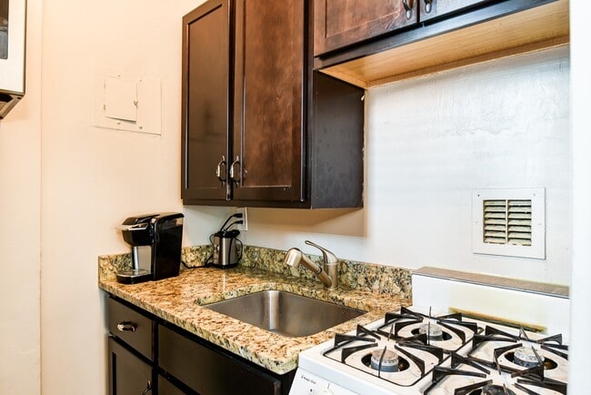 Building Photo - Spacious & Bright Studio at River Place East