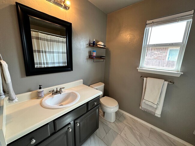 Building Photo - For Rent: Charming 3 Bed, 2 Bath Home in M...