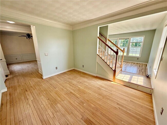Building Photo - 125 Goldenrod Dr