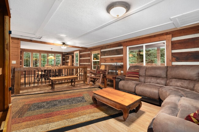 Building Photo - 202 Blue Grass Rd