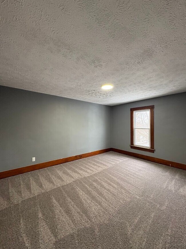 Building Photo - Three bedroom two bathroom home for rent