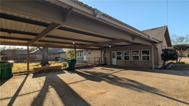Building Photo - Charming 3-Bed, 2-Bath Oasis on West 6th S...