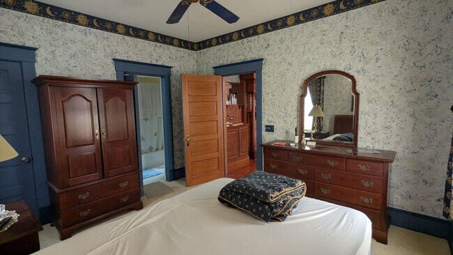 Building Photo - Welcome to this fully furnished 3-bedroom, 1.5-bath home in Massillon