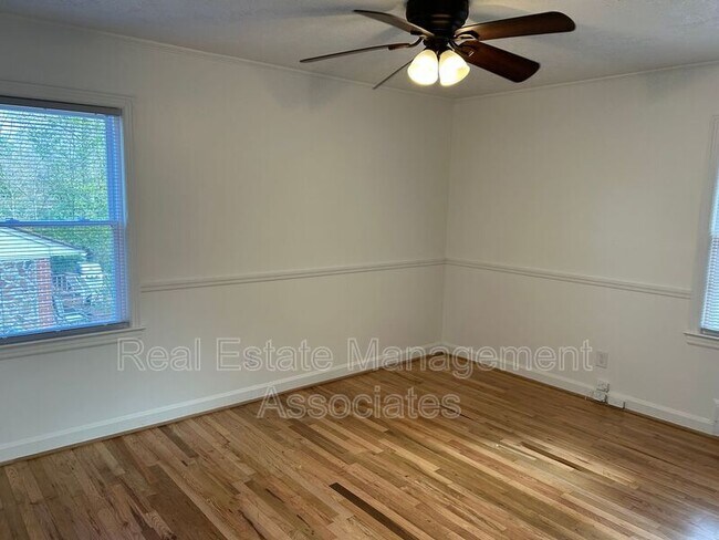 Building Photo - 216 Hillandale Dr