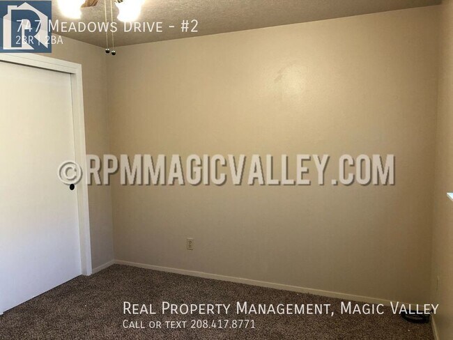 Building Photo - 747 Meadows Dr