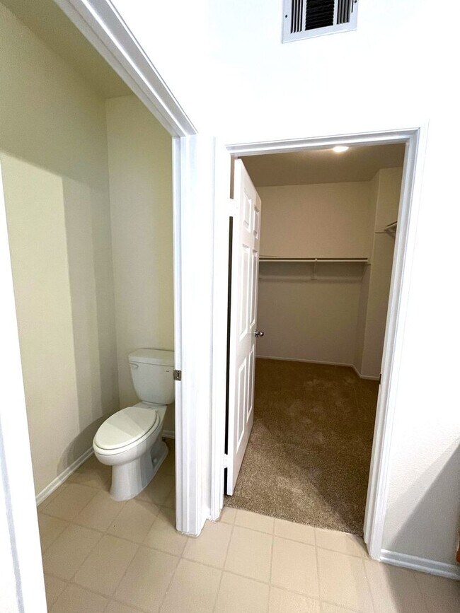 Building Photo - ***SPACIOUS 4 BEDROOM | 3 BATH TOWNHOUSE W...