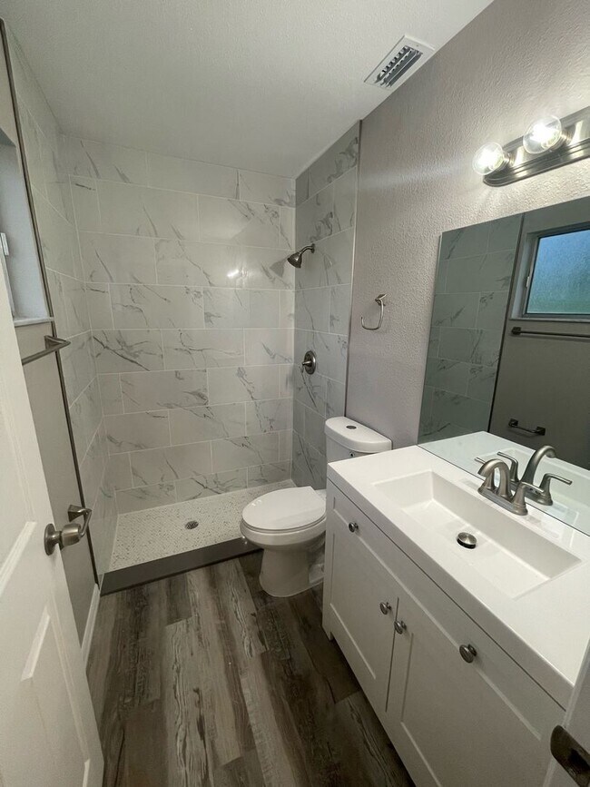 Building Photo - Annual Unfurnished Renovated Single-family Home near Mckibben Park!