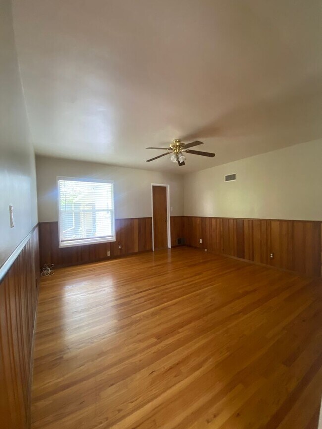 Building Photo - 3 Bedroom Single Story Ontario