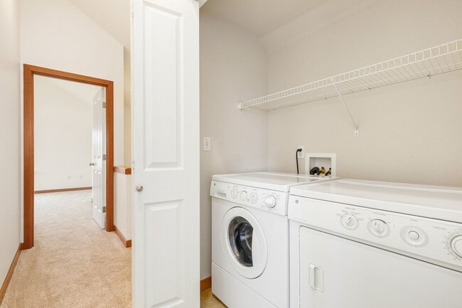 Building Photo - South Seattle 2 Bedroom 1.5 Bath Townhouse - 1 Car Garage