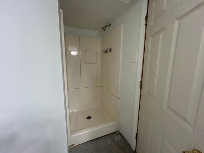 Building Photo - 4 bedroom 2.5 Bath Home in Emmaus