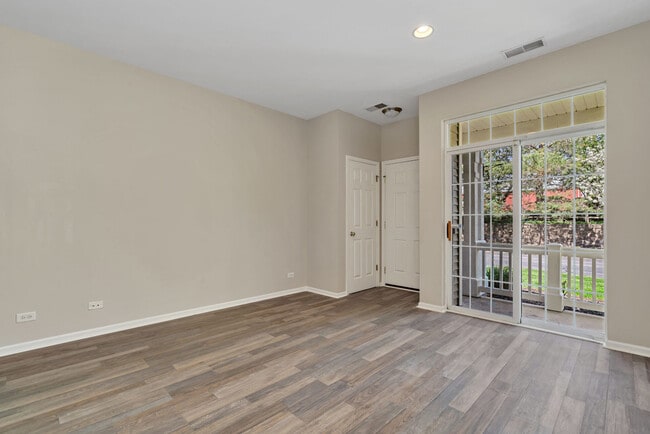 Building Photo - 2576 Hillsboro Blvd