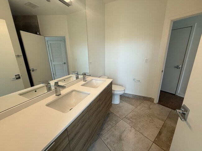 Building Photo - 3462 N Lincoln Ave