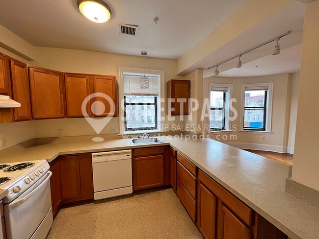 Building Photo - 881 Massachusetts Ave