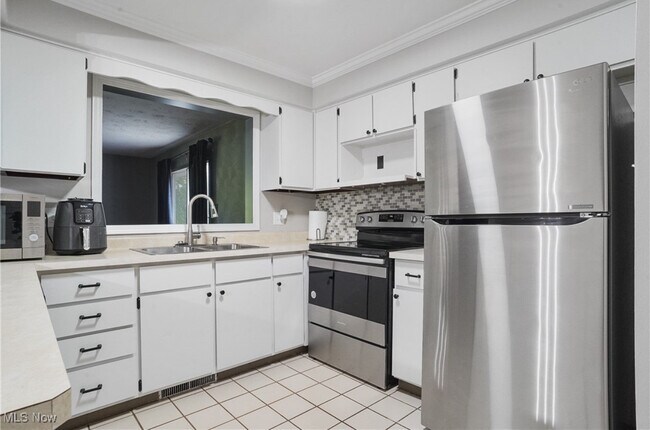 Building Photo - 321 Meadowbrook Ave