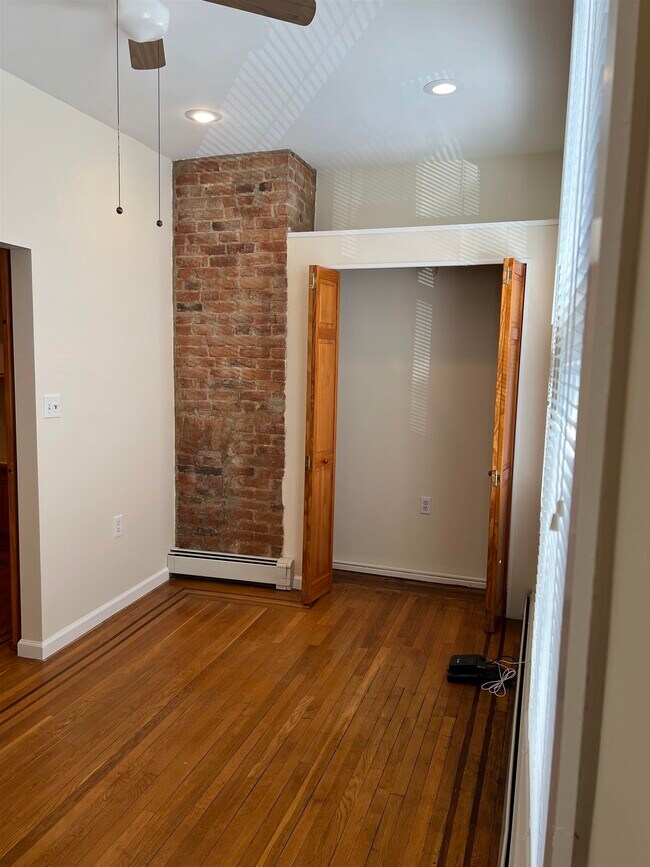 Building Photo - 220 Bay St