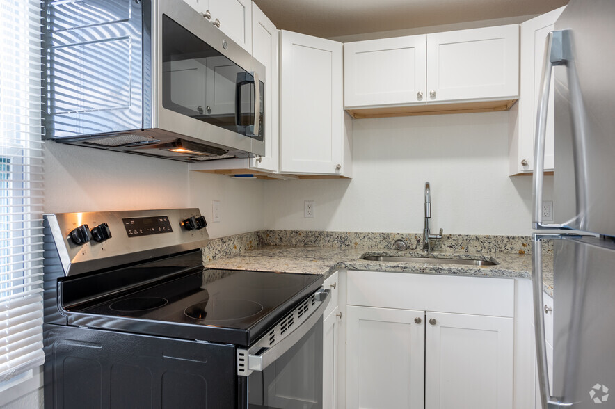 1BR, 1BA w/ Balcony - 600SF - Kitchen - El Patio Apartments Sarasota