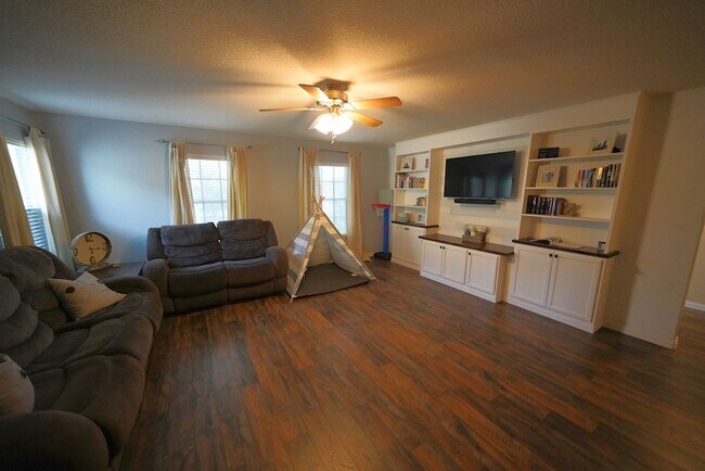 Building Photo - Gorgeous 5 Bedroom Rental in Cibolo! Realtor Commmission: $400