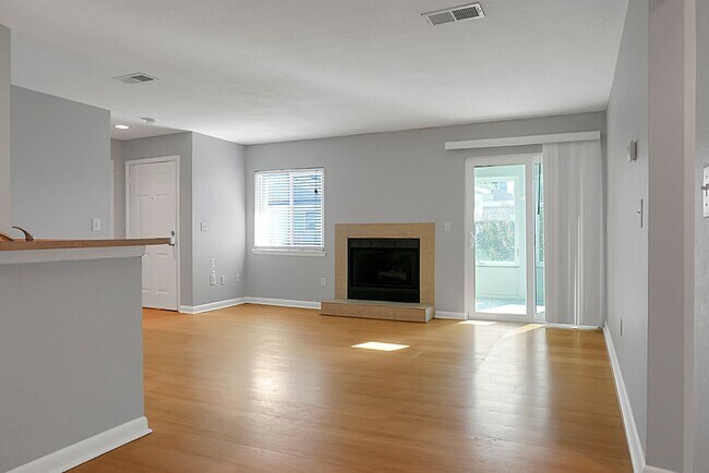 Building Photo - Renovated Condo located in heart of Mt Pleasant, near Ravenel Bridge and Waterfront Park