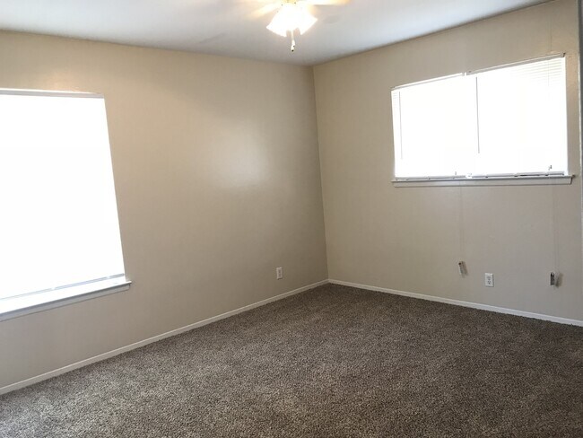 Building Photo - 5874 Castle Run Dr