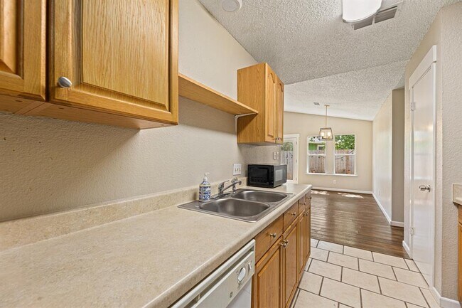 Building Photo - 906 Oleander Ln