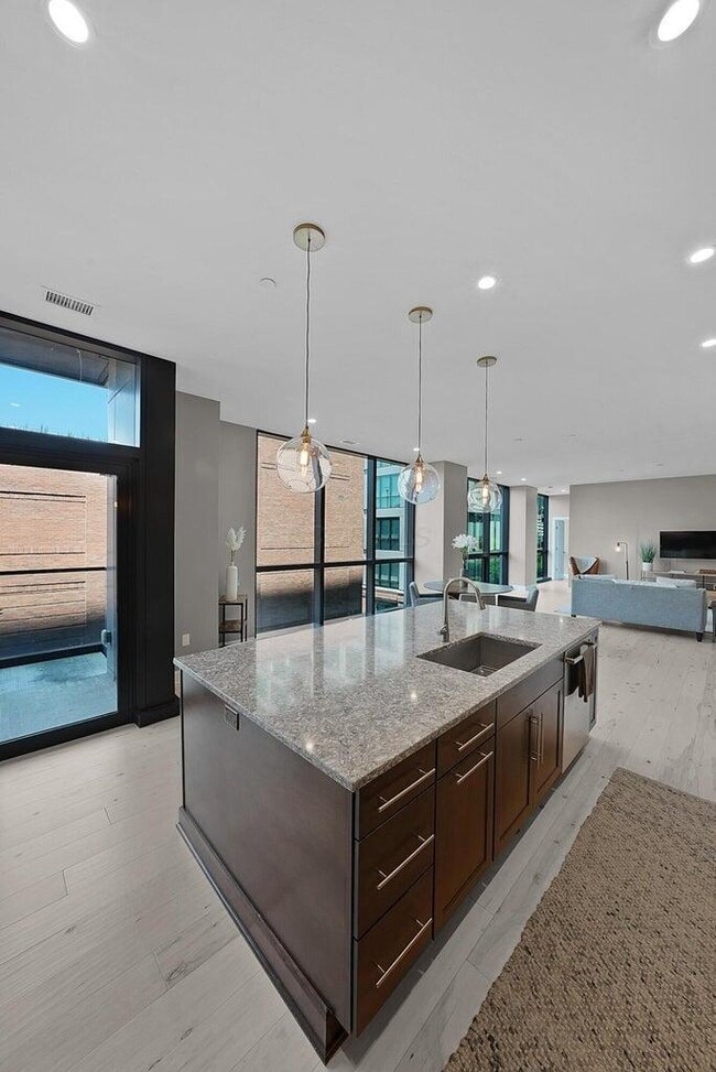 Building Photo - 250 W Spring St