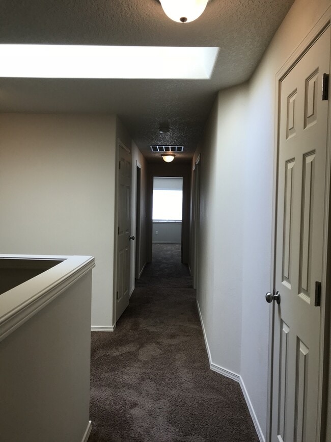 Building Photo - ONE MONTH FREE OF RENT!! Well Maintained, High Ceilings, Bonus Room, Great Location!