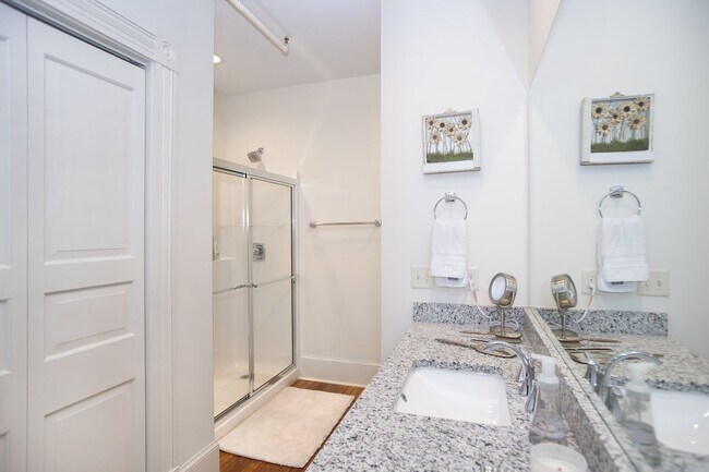 Building Photo - Spacious 3 Bedroom/3 Bathroom Townhome with Private Rooftop Deck