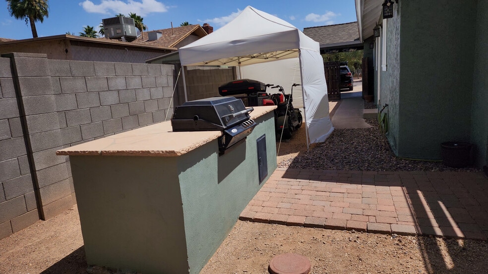 BBQ area - 60 W Lewis Ave