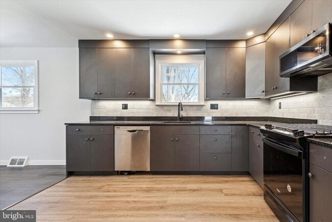 Building Photo - 17 McLaughlin Dr