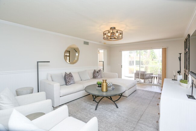 Building Photo - Live the Naples Lifestyle – Elegant 2BR/2B...