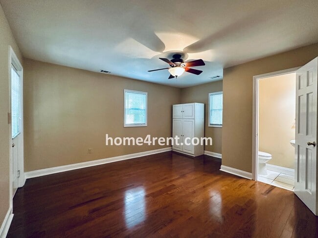 Building Photo - Adorable Ranch in Roeland Park w/ Wood Flo...