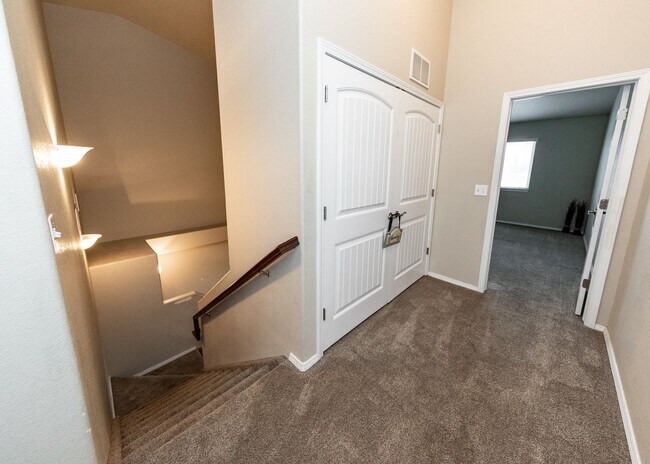 Building Photo - Centrally Located End Unit 3 Bed Townhouse in D20