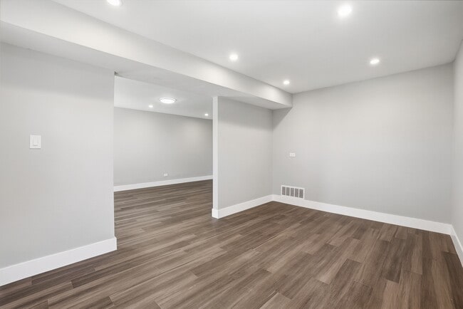 Building Photo - 4447 S Leamington Ave