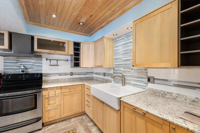 Building Photo - 2005 Greens Blvd