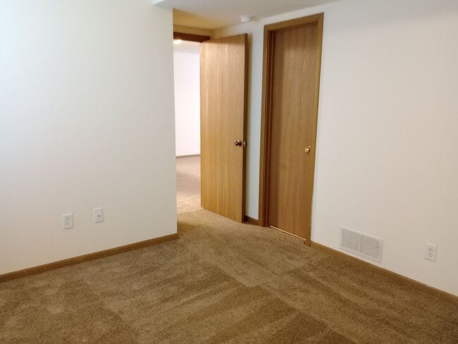 Building Photo - 406 E Liberty Ln