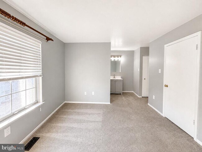 Building Photo - 3811 Glenview Terrace